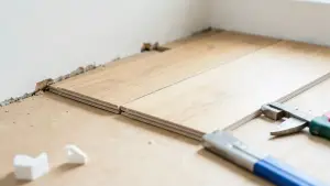 montaż paneli podłogowych